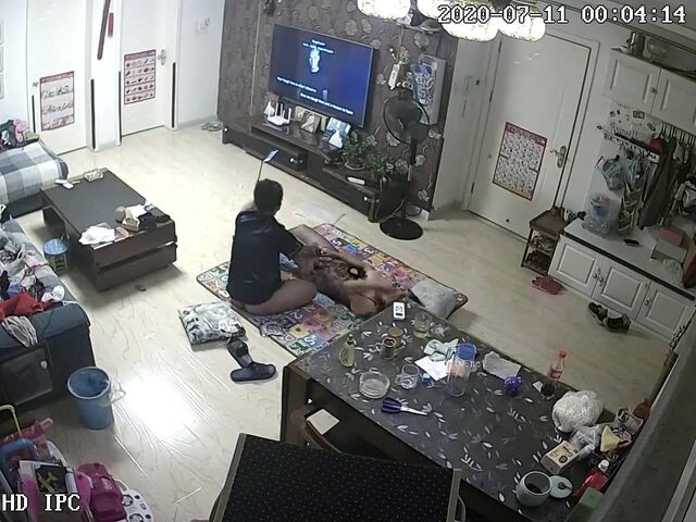 黑客破解家庭网络摄像头偷拍公务员小夫妻在家里客厅做爱研究性爱姿势还用手机拍下