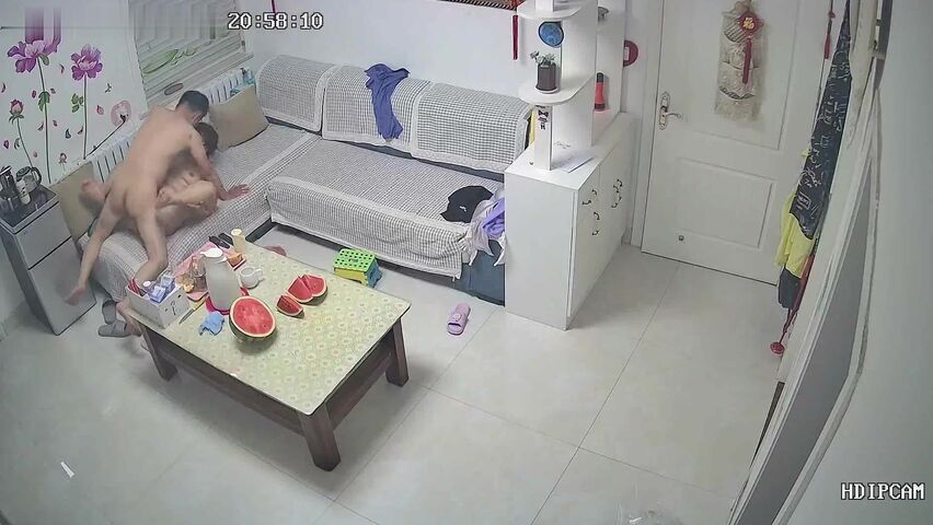 黑客破解家庭网络摄像头监控偷拍眼镜少妇洗完澡和丈夫在客厅沙发上啪啪刚干完女儿就从外面回来吃西瓜了