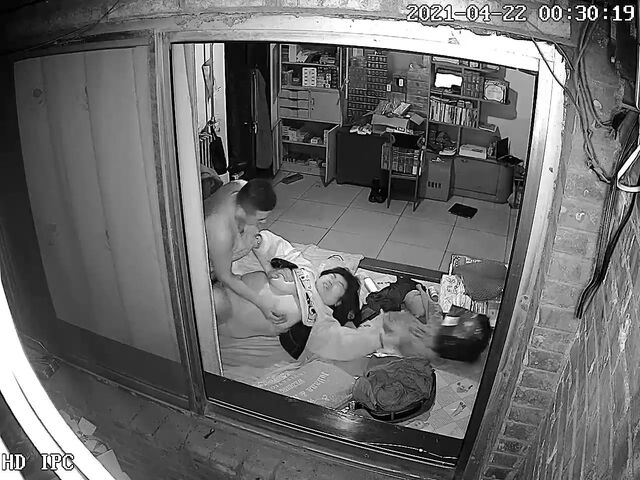 《黑客破解家庭网络摄像头》偷拍平头小哥和媳妇在窗台边的大床上激情被外面的摄像头监控
