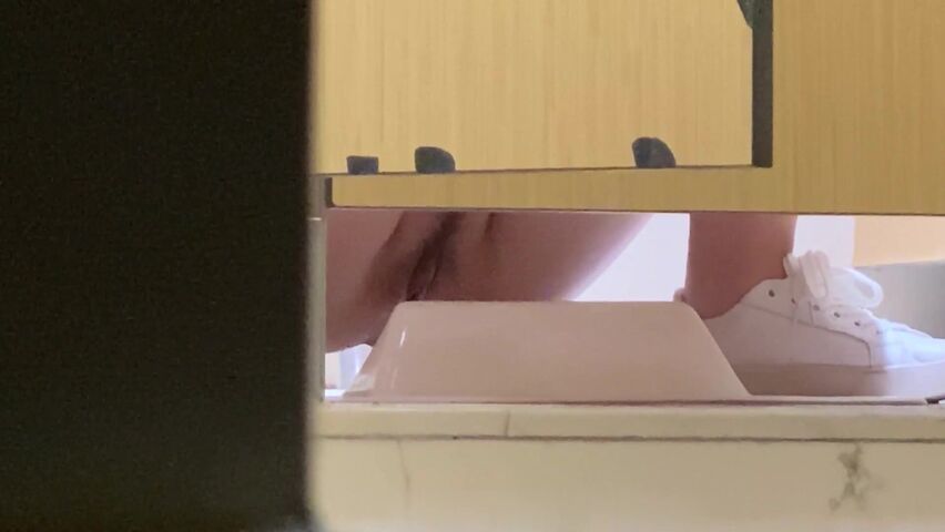 2021六月新流出国内厕拍大神潜入商场女厕偷拍从海底捞吃完宵夜出来尿尿的美女白色休闲鞋的无毛嫩穴