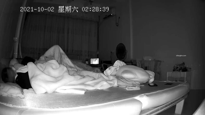 黑客破解家庭网络摄像头偷拍挺能熬夜的小哥每晚要等到孩子熟睡了才偷偷和媳妇过性生活