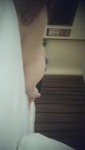 【推油少年】来过好几次的少妇，这次直接开好酒店约，名义上按摩，就是求插的，肤白臀翘享受其中高潮来临