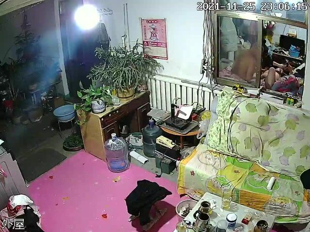 黑客破解家庭网络摄像头偷拍光头哥喝完壮阳茶进房间和正在玩手机的媳妇做爱
