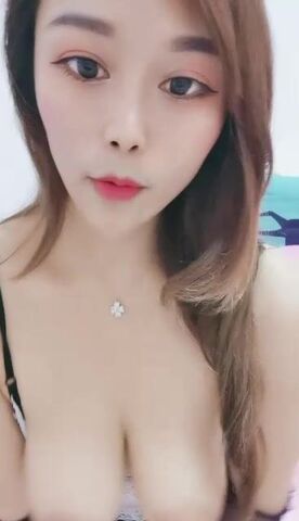 高颜值的巨乳妹子，嘴可以吃到自己胸，人间胸器抖奶舞，转盘抖奶特写粉穴，清晰可见粉嫩肉芽
