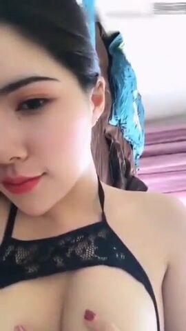 美女在家太无聊穿着情趣内衣自拍