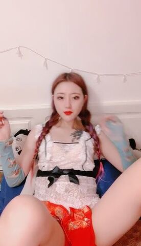 麻花辫女仆装网红女神！一线天微毛肥穴！情趣椅子骑乘炮友舔逼，舔的很爽嗯嗯叫，大屌爆插紧致小穴