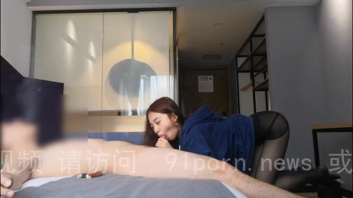 露脸插99年绝美小母狗 黑丝口交爆操，掰开粉穴拍屁屁