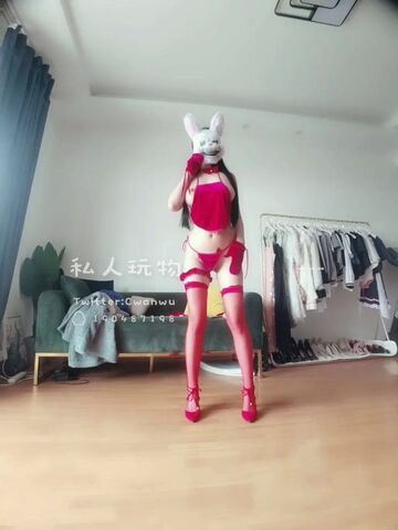 极品身材爆乳女神【私人玩物】3月最新作品，红色情趣肚兜铃铛，白虎嫩穴极品身材