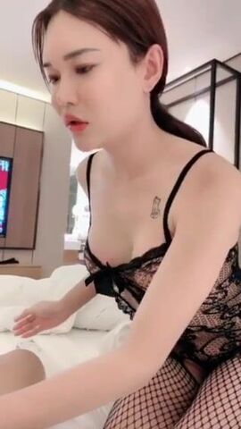国产TS系列水嫩肌肤的梦梦被小胖子叼，床上不过瘾到厕所玩性爱菊花，这么诱惑胖子很快就射了！！