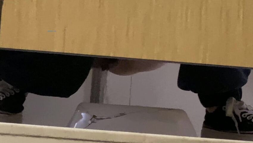 十一月最新流出某商场高档餐厅女厕偷拍吃夜宵的性感美女尿尿最后一个性感肥厚的逼貌似不错