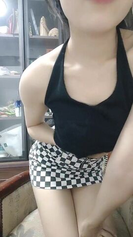 【七七爱吃饭】最近新下海极品女神，清纯湖南妹子，魔鬼身材引得土豪纷纷刷礼物