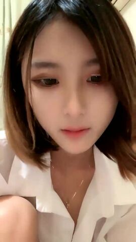 漂亮短发妹子诱人肥逼浴室洗完澡道具自慰，毛毛浓密掰穴特写，震动棒假屌双管齐下，上位骑乘抽插高潮出白浆