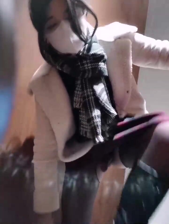 小允 - 勇闯商场女厕，在商场里每时每刻都想发情，女厕里有人也要进去发骚，坐电梯坐椅子也要撩裙子 ~  